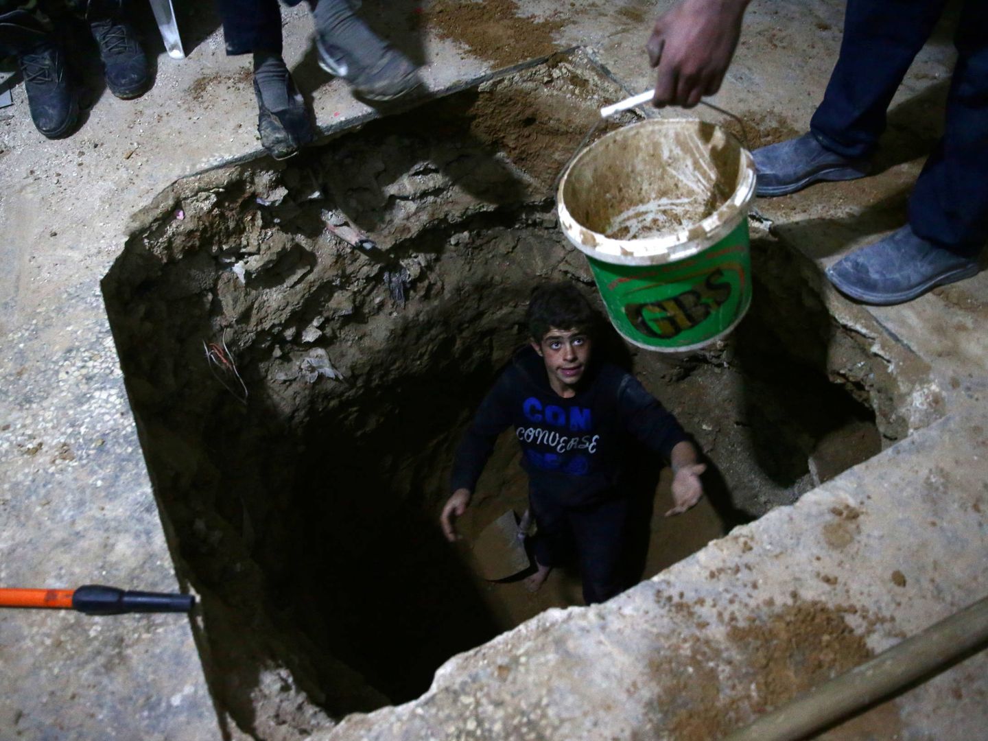 Un hombre excava un refugio bajo su casa en Hamouriyeh, Guta Oriental, el 21 de febrero de 2018. (Reuters)