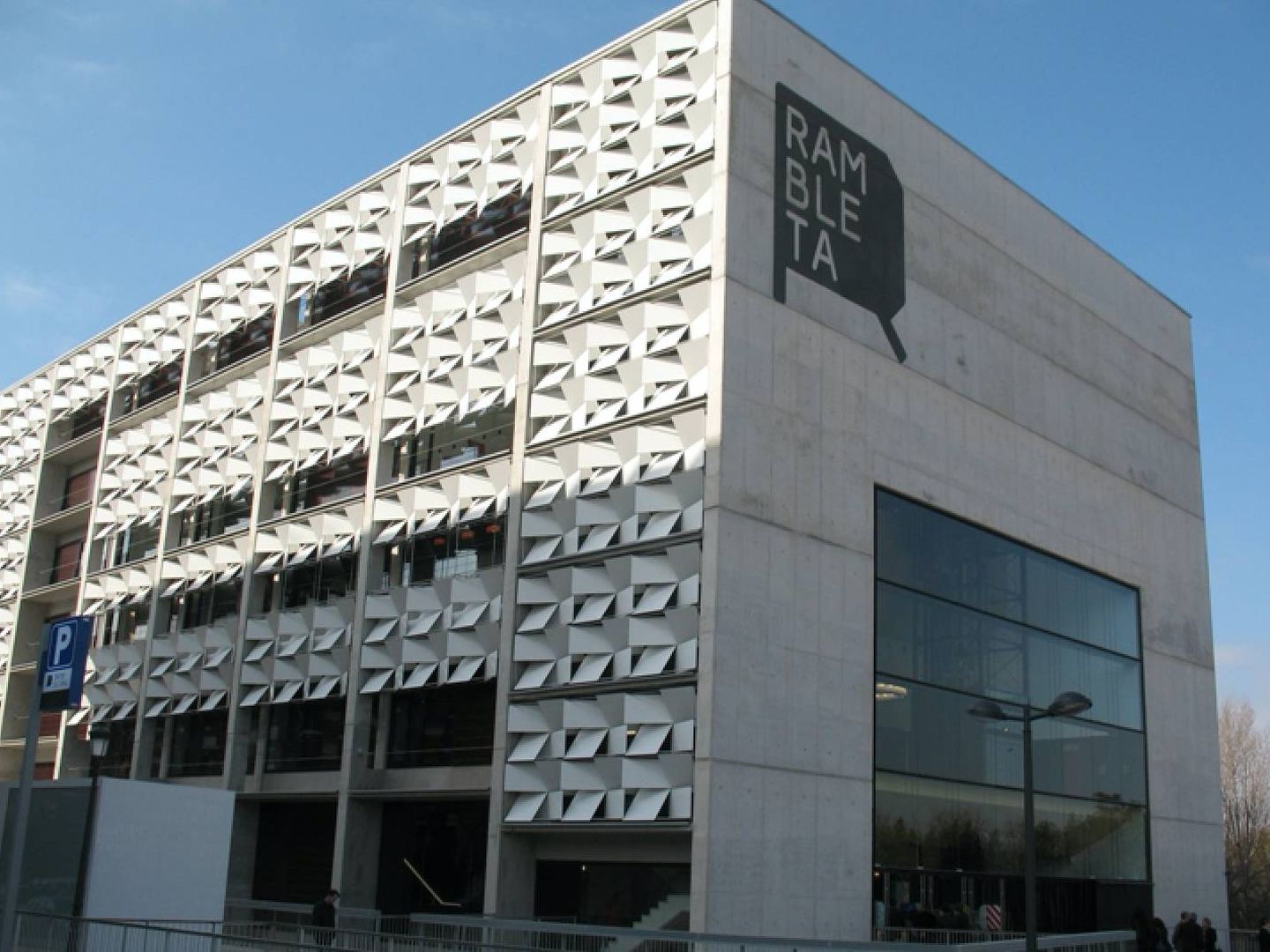 Edificio del centro cultural La Rambleta, en Valencia.