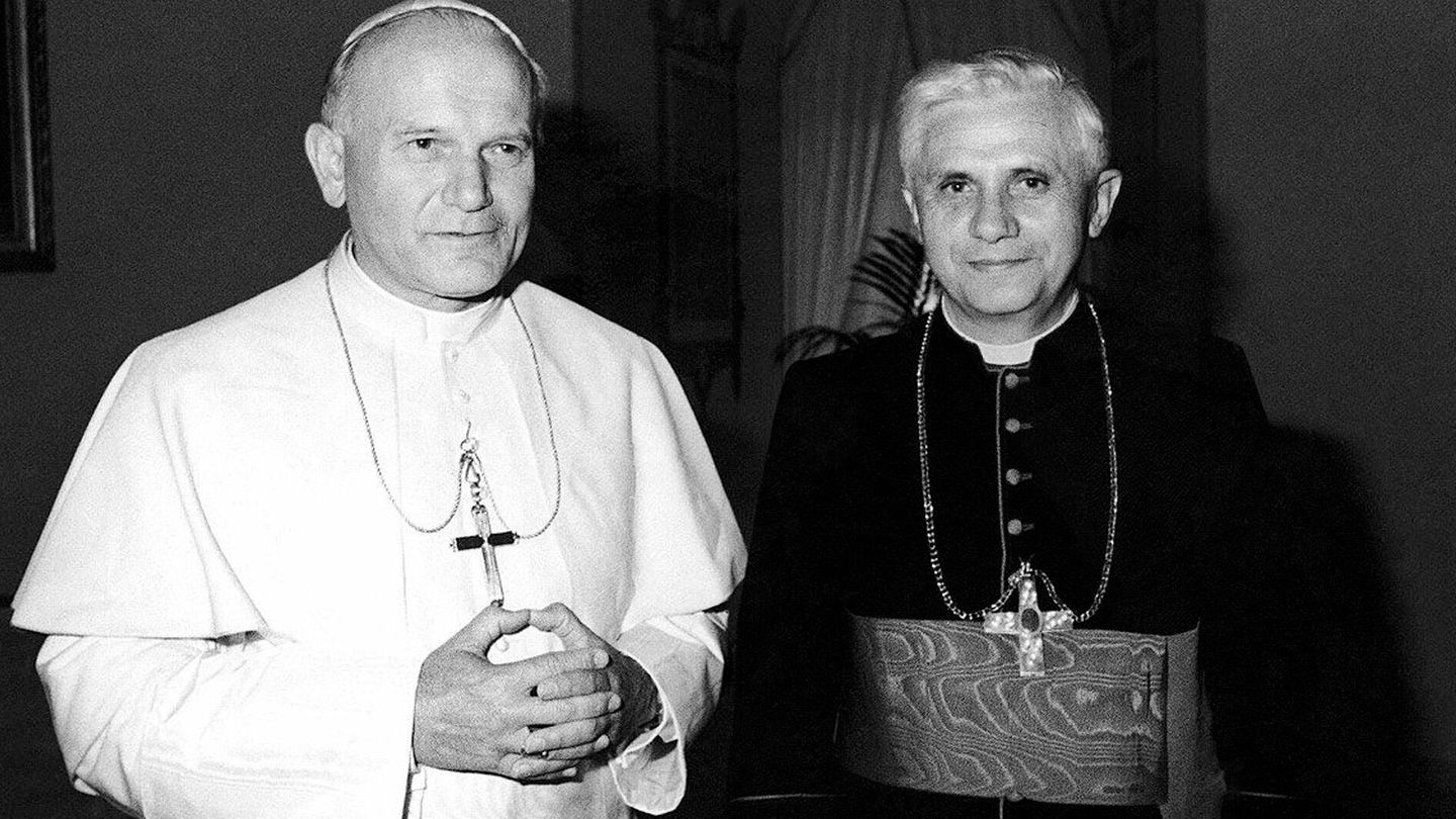 Juan Pablo II y el cardenal Ratzinger en los años 80