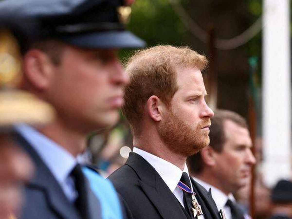 Foto: El príncipe Harry, junto a su hermano Guillermo en el funeral de su abuela. (Reuters/Tom Nicholson) 