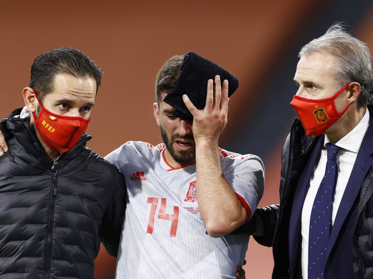 Foto: Gayà se duele durante un partido con España. (EFE/Koen Van Weel)