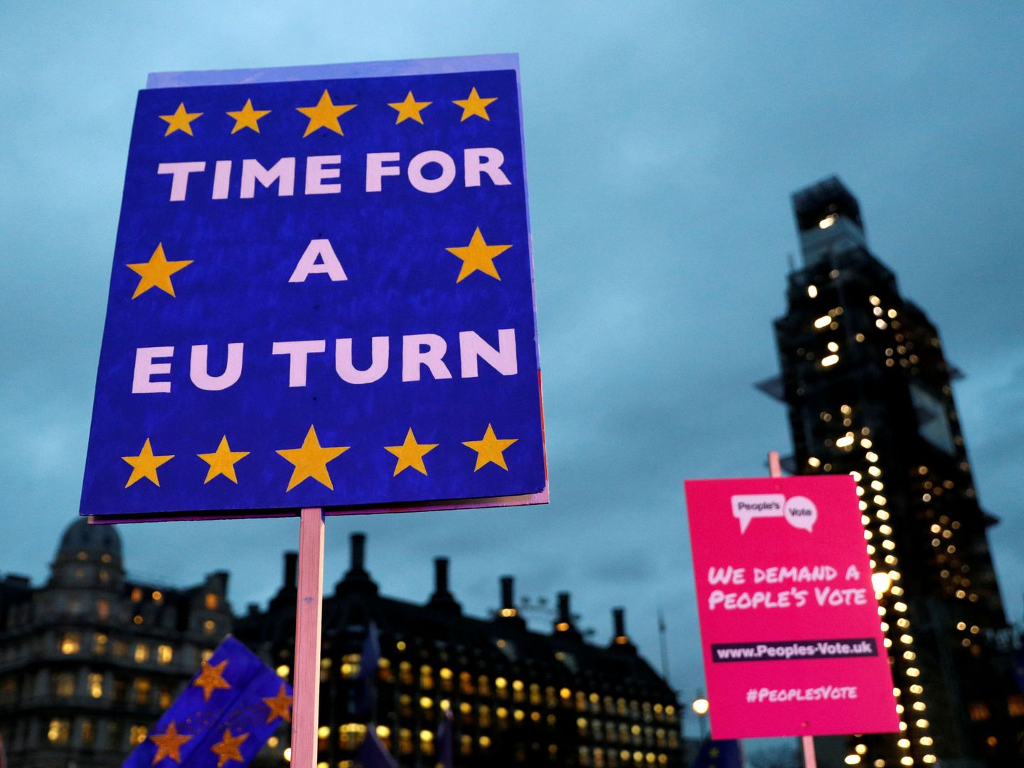 Carteles anti-Brexit frente al Parlamento británico antes de una votación clave, el pasado enero. (Reuters)