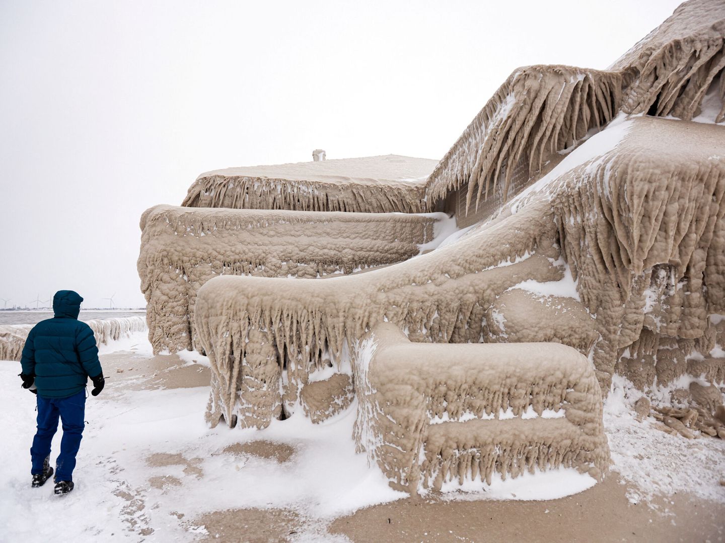 Formación de hielo en Lake Erie, donde las olas han cubierto un restaurante durante la tormenta polar en Hamburg, estado de Nueva York. (Reuters/Lindsey DeDario)