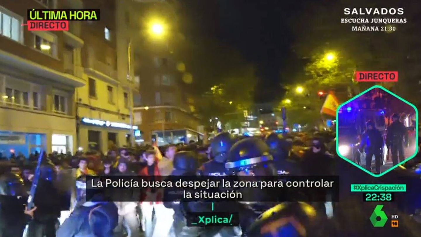 'La Sexta Xplica' conecta con las protestas en Ferraz. (Atresmedia)