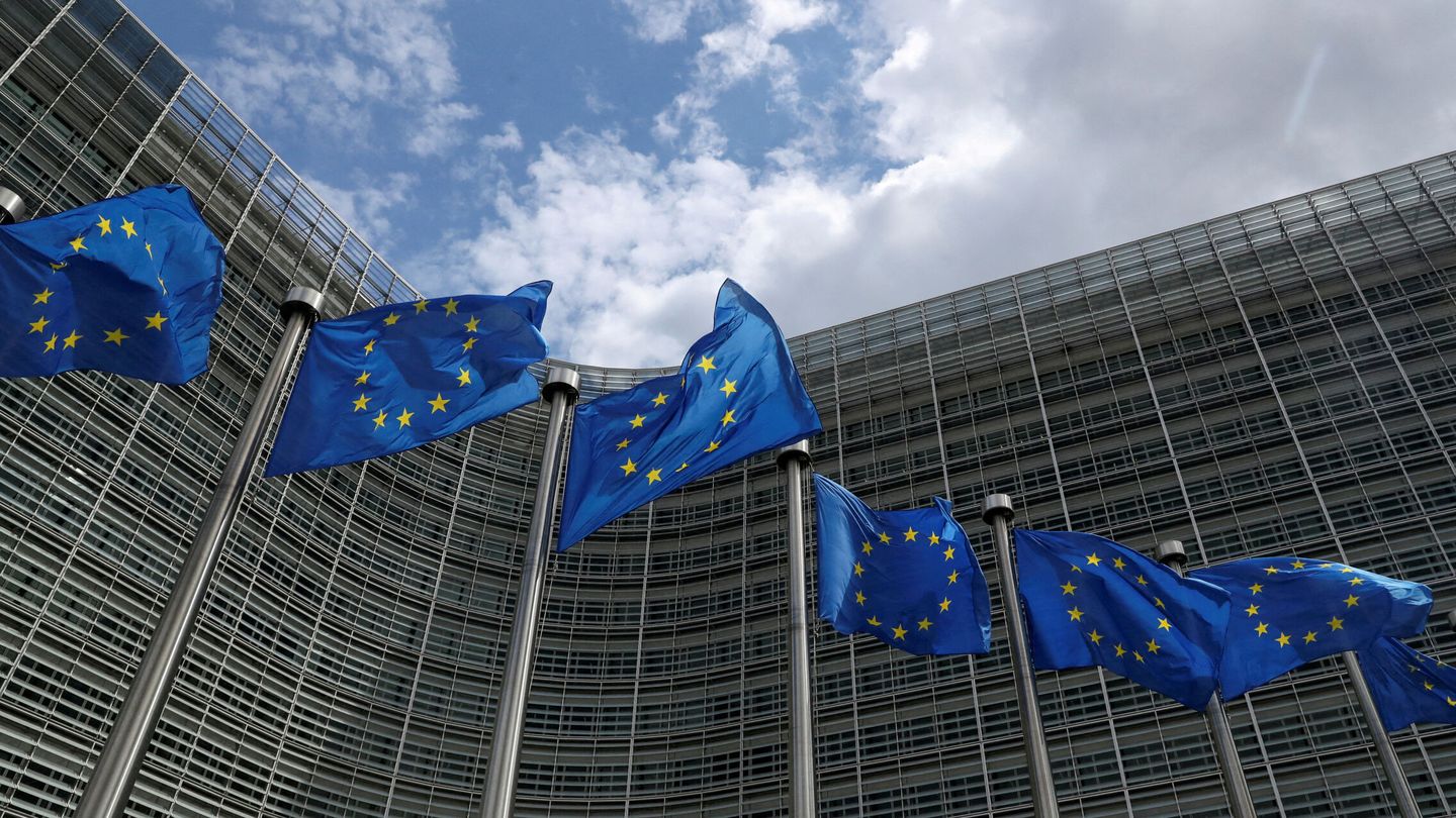 Banderas de la Unión Europea frente a la sede de la Comisión en Bruselas. (EFE)
