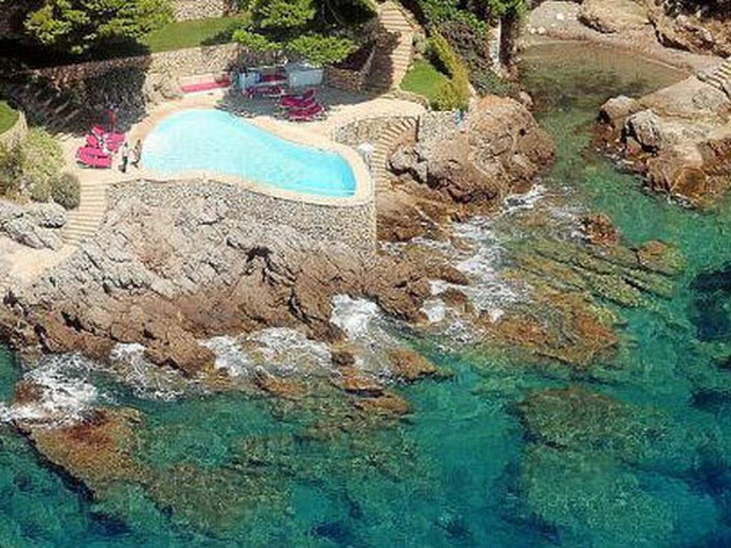 Imagen aérea de la piscina. 