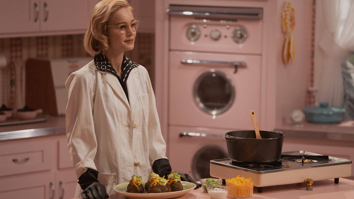 Brie Larson y la música de Harry Styles, en el suculento tráiler de 'Cocina con química'