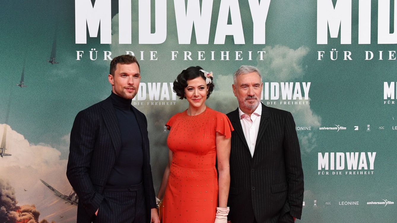 Foto: Ed Skrein, Ana María Lombo y Roland Emmerich, protagonista, cantante y director de 'Midway'