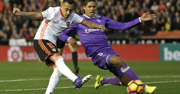 Foto: Varane se rompió en el transcurso del Valencia-Real Madrid (EFE)