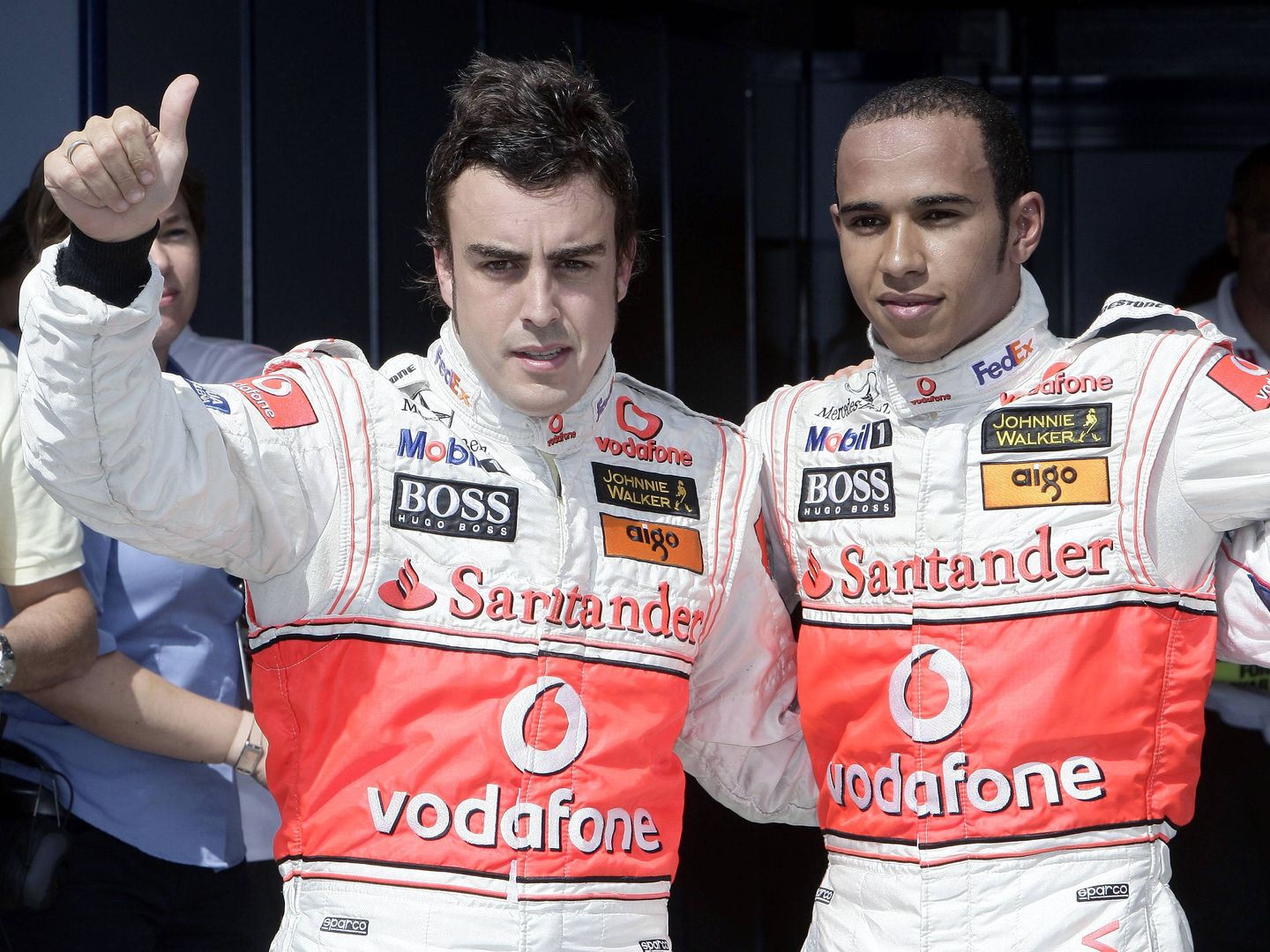 Fernando Alonso y Hamilton, en 2007, año que compartieron equipo en McLaren. (EFE)