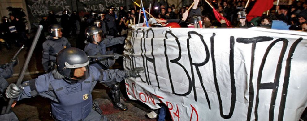 Foto: Los estudiantes anti-Bolonia amenazan a los Mossos con tomar Las Ramblas de Barcelona