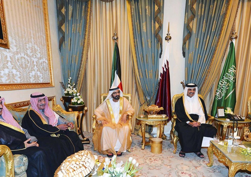 Foto: El emir de Qatar, rodeado de otros líderes árabes (Reuters)