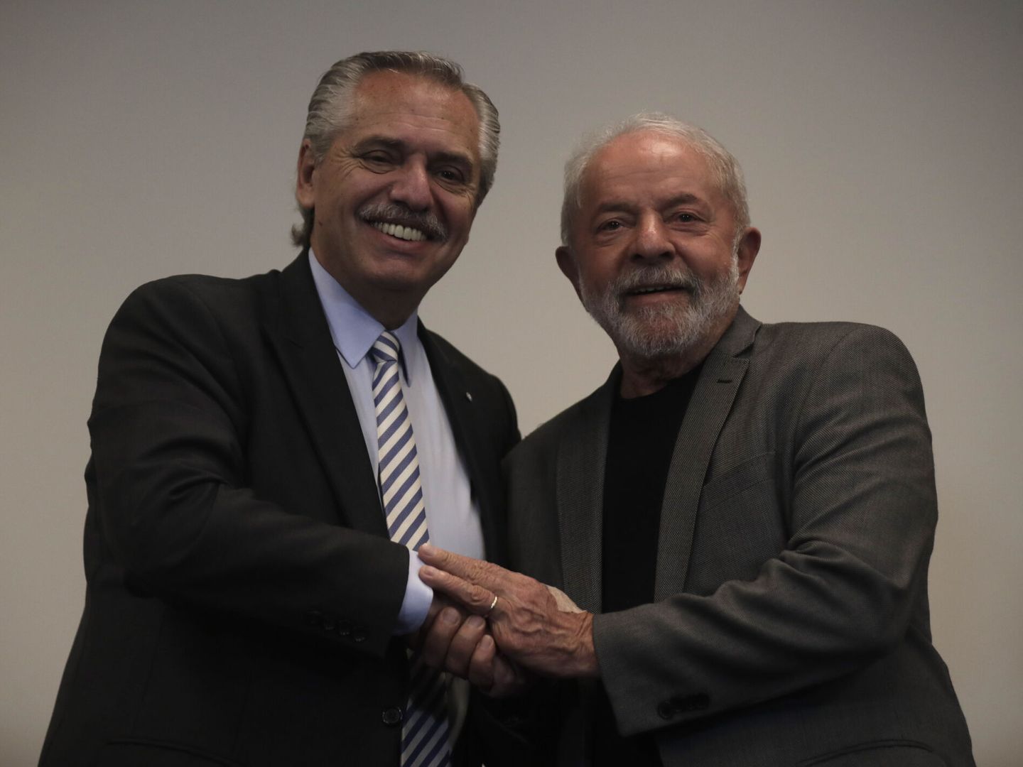 El presidente de Argentina, Alberto Fernández, se reúne con el presidente electo de Brasil, Luiz Inácio Lula da Silva, en São Paulo (Brasil) tras conocer su victoria. (EFE/Fernando Bizerra)