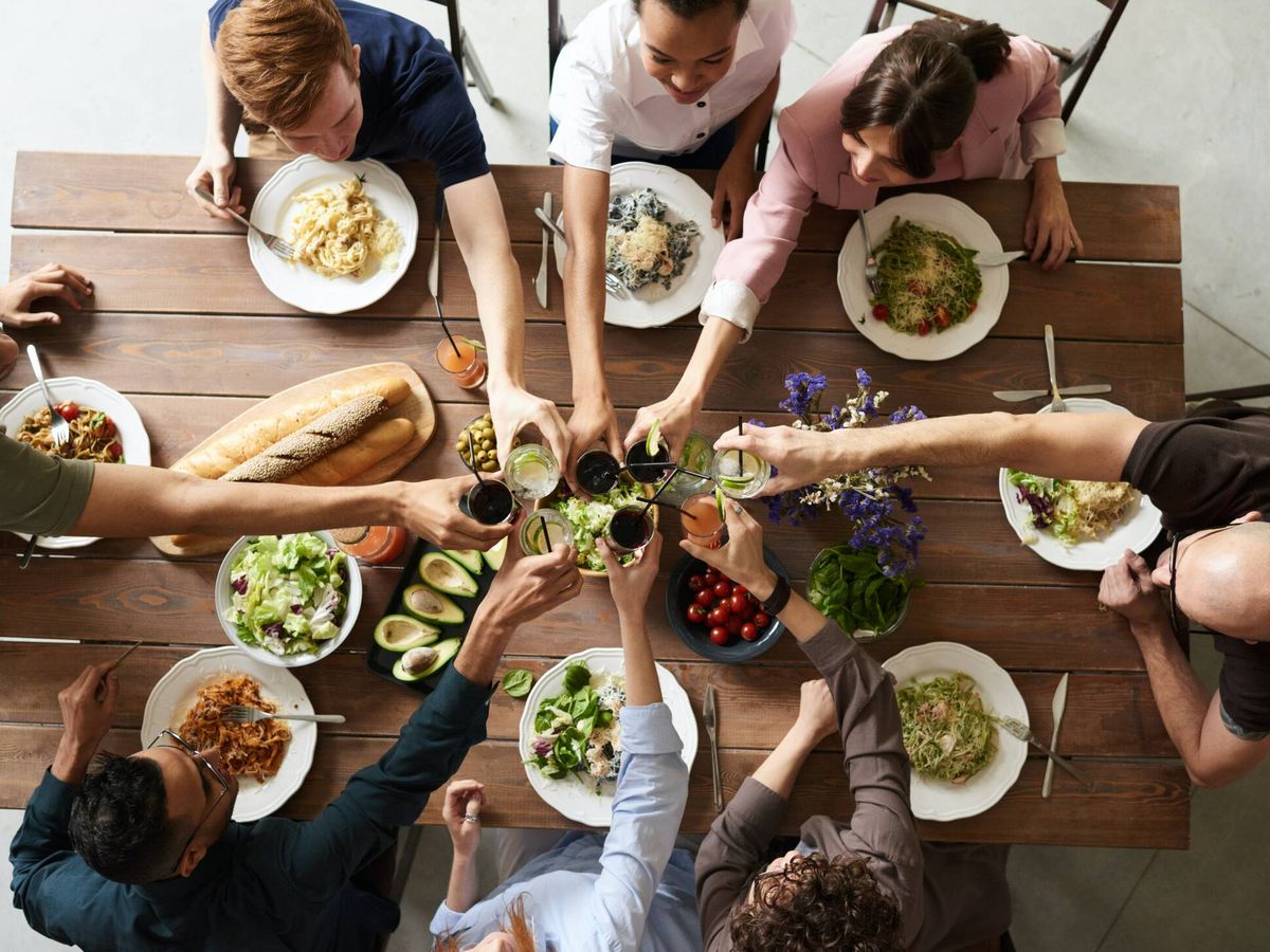 Foto: Grupo de personas comiendo en un restaurante (Pexels)