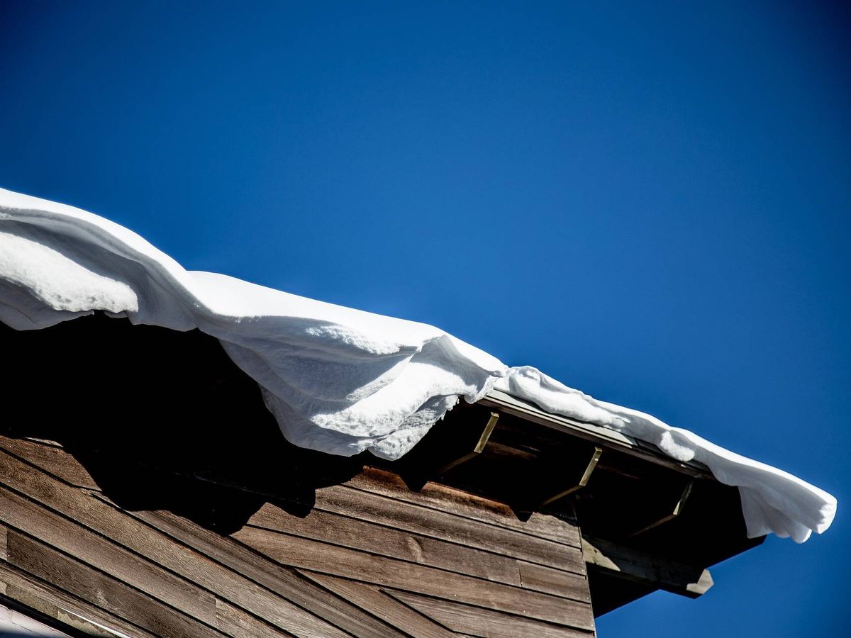 Foto: Un trabajador intenta quitar la nieve del tejado y termina haciendo un auténtico desastre. (Pixabay)