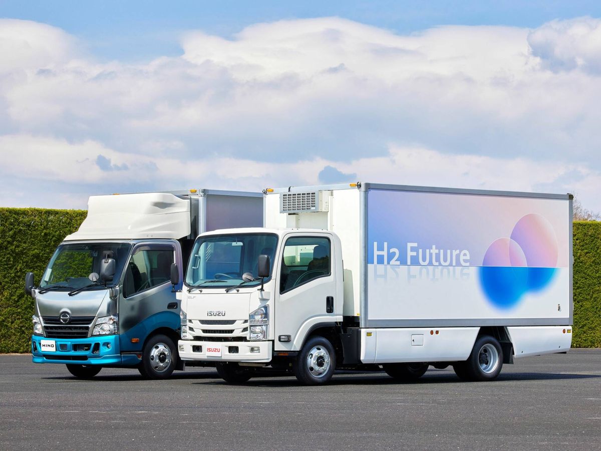Foto: Camiones con mecánica de hidrógeno de Hino e Isuzu. (Toyota)