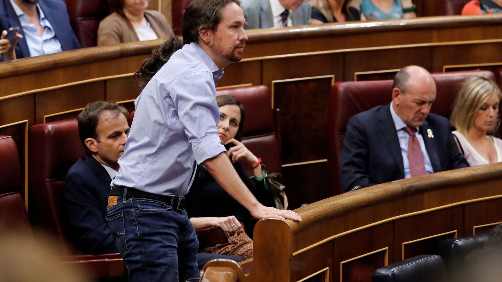 Foto: El secretario general de Podemos Pablo Iglesias, vota durante la segunda jornada del debate de investidura. (EFE)