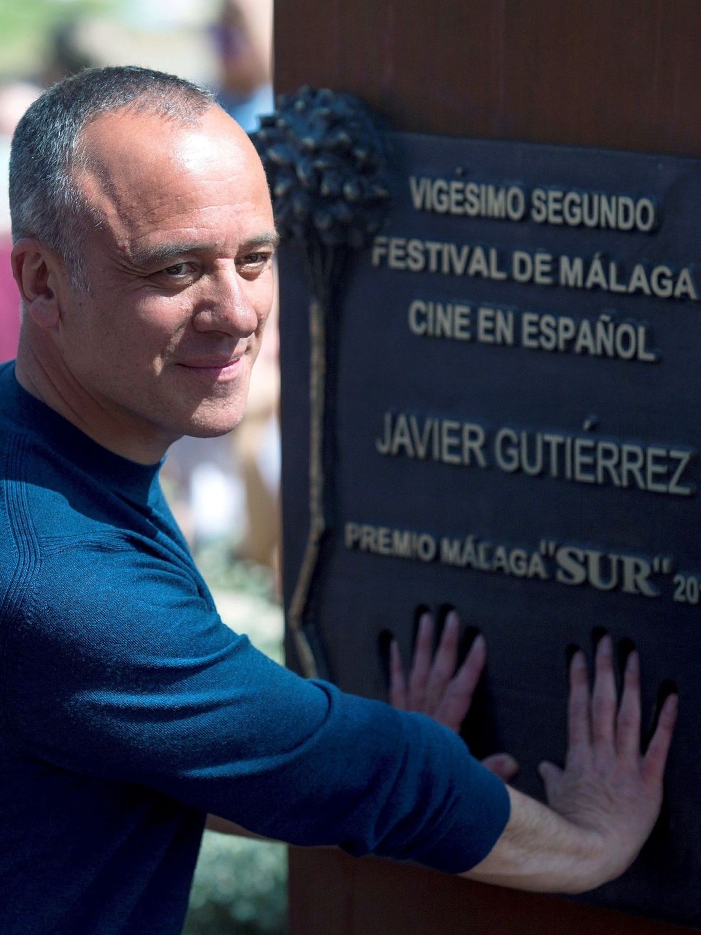 Javier Gutiérrez descubre el monolito Premio Málaga-SUR dedicado en su honor, dentro del Festival de Málaga Cine en Español. (EFE)