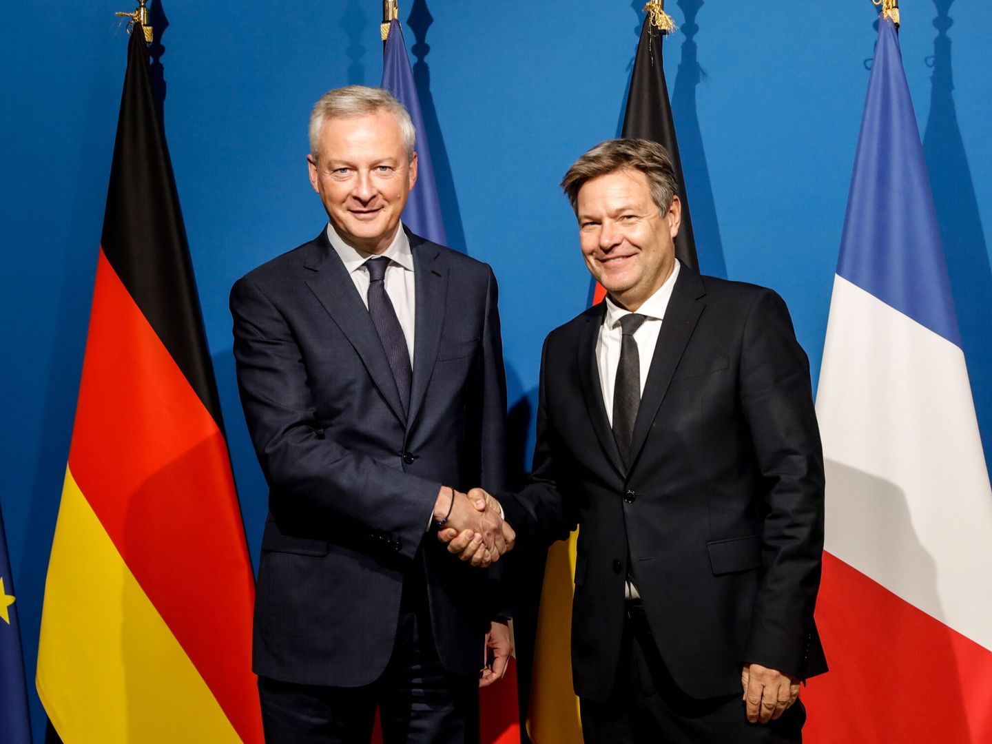 Bruno Le Maire, ministro de Finanzas galo, junto al vicecanciller alemán, Robert Habeck. (EFE)
