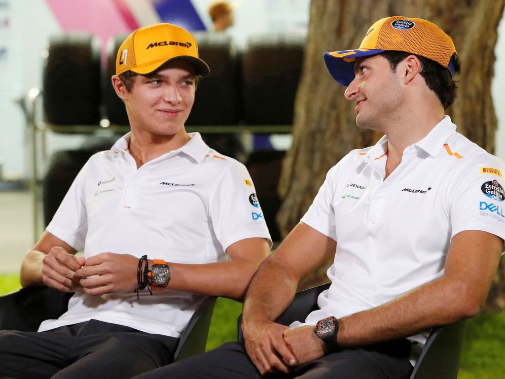 Foto: Lando Norris y Carlos Sainz durante la previa del Gran Premio de Singapur. (Reuters)