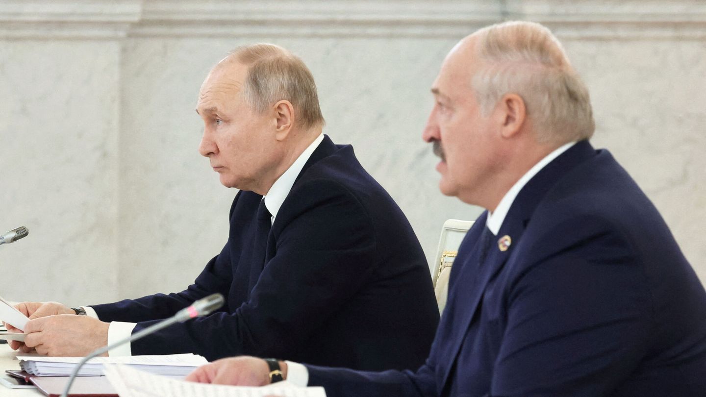 FILE PHOTO: Russian President Vladimir Putin and Belarusian President Alexander Lukashenko attend a meeting of the Supreme State Council of the Union State of Russia and Belarus at the Kremlin in Moscow, Russia April 6, 2023. Sputnik Mikhail Klimentyev Kremlin via REUTERS ATTENTION EDITORS - THIS IMAGE WAS PROVIDED BY A THIRD PARTY. File Photo