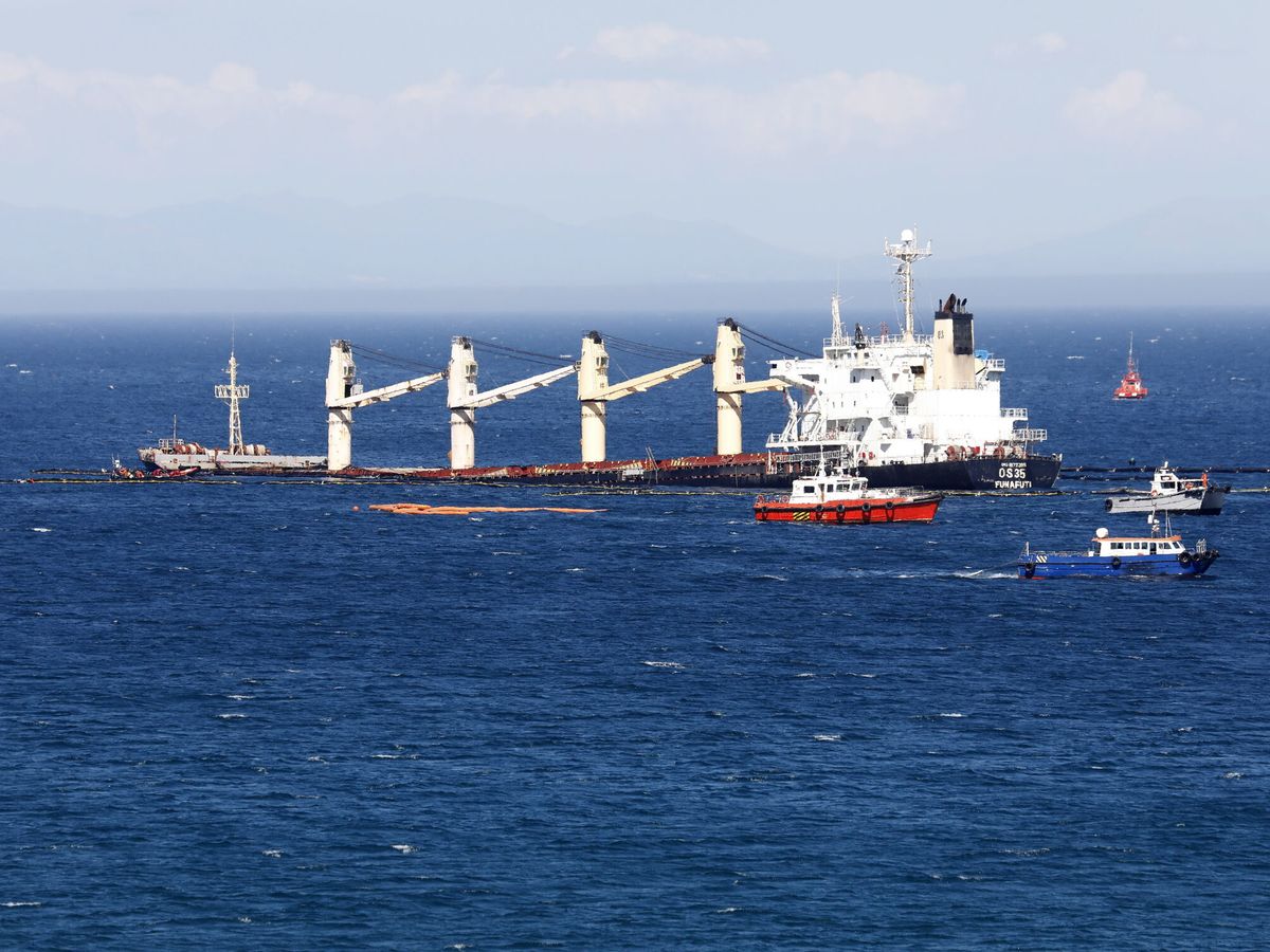Foto: Las autoridades portuarias de Gibraltar han hundido la popa del buque OS 35. (EFE/ A.Carrasco Ragel)