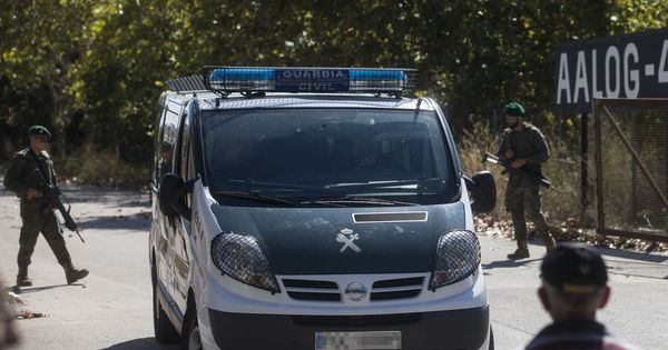 Foto: Imagen de archivo de una furgoneta de la Guardia Civil entrando en el Cuartel Santa Eulalia de Sant Boi. (EFE) 