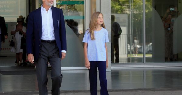 Foto: El Rey Felipe VI, acompañado de su hija la infanta Sofía, a su salida este jueves del Hospital Quirón Salud de Pozuelo de Alarcón. (EFE)