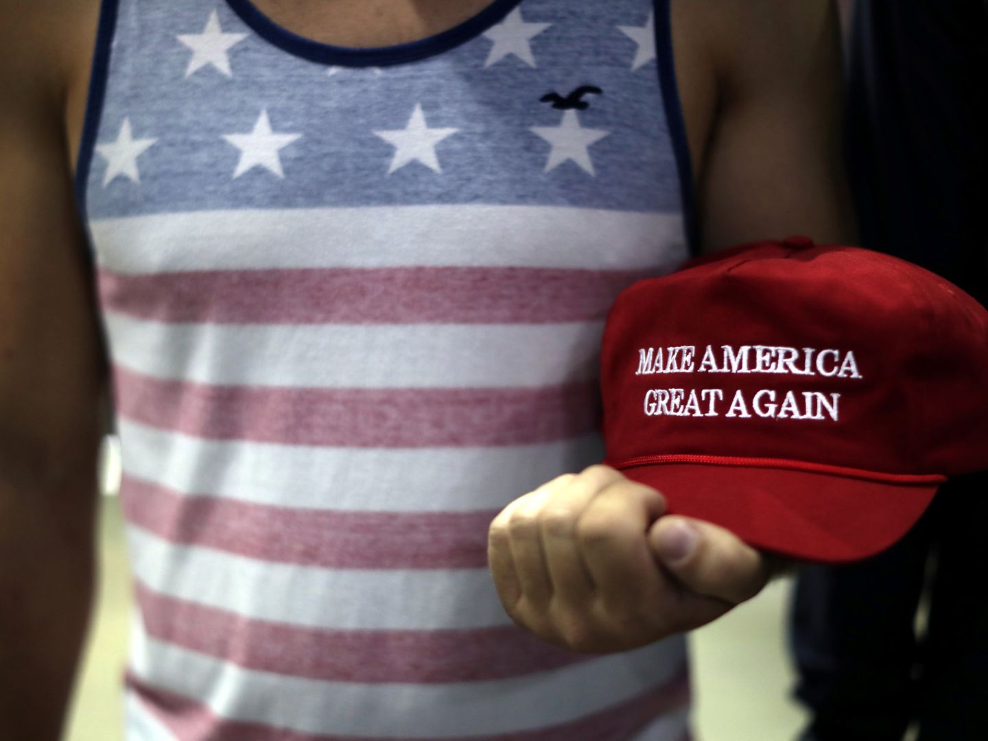 Un partidario del presidente Trump sostiene una gorra con la leyenda 'Make America Great Again', en Springfield, Missouri, el 21 de septiembre de 2018. (Reuters)