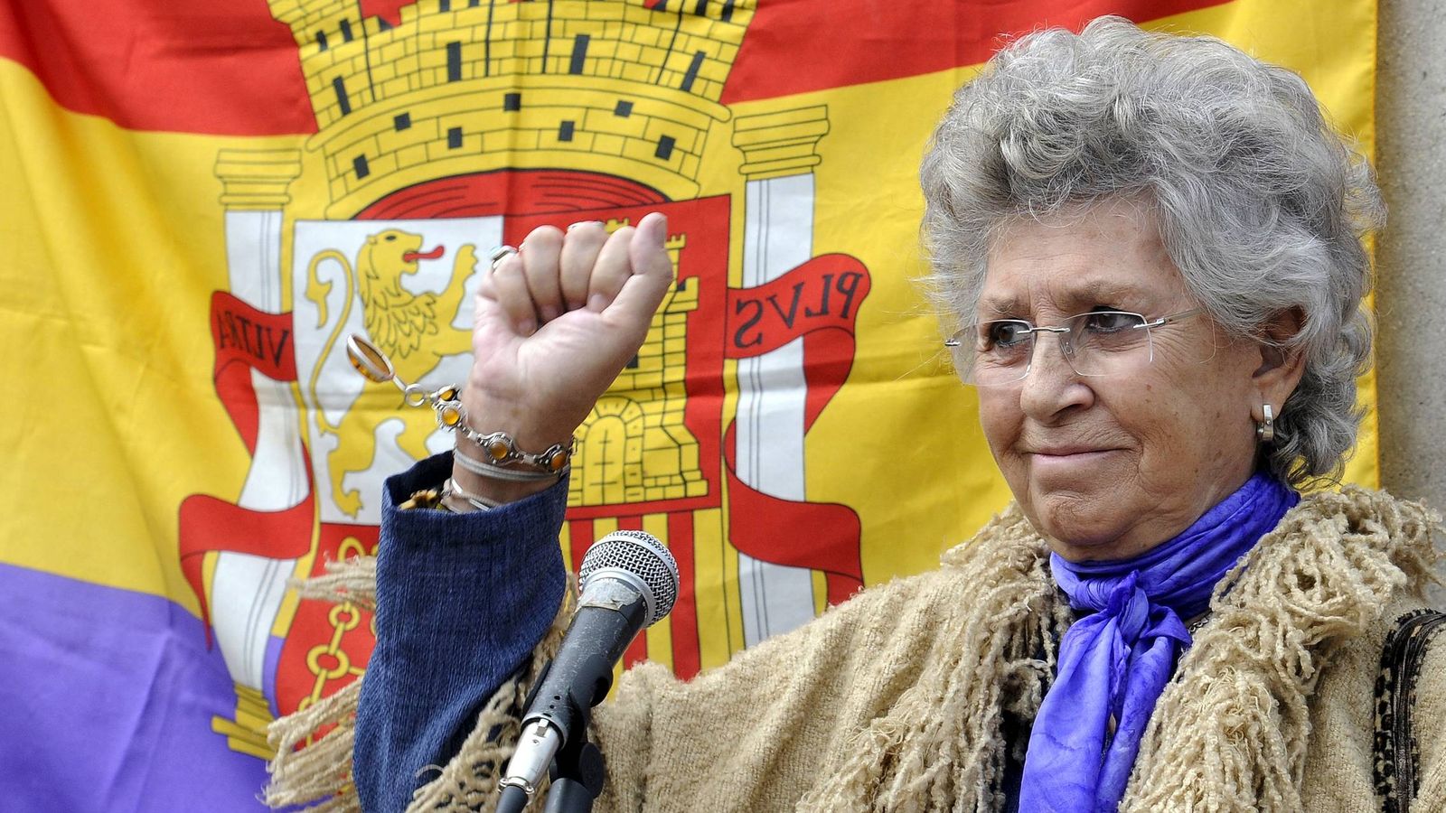 Foto: Pilar Bardem levanta el puño delante de una bandera de la Segunda República Española en un acto en el cementerio de La Almudena se recordó a los republicanos fusilados, en el setenta aniversario de la entrada de las tropas franquistas en Madrid. EFE