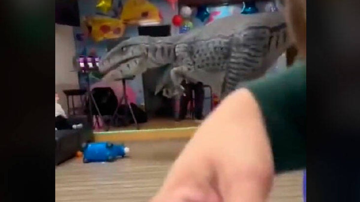 Contratan un dinosaurio para una fiesta de cumpleaños pero acaba  aterrorizando a los niños