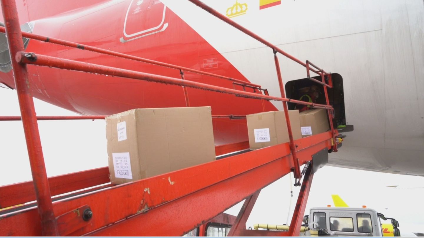 Descarga de material desde un avión en el aeropuerto de Barajas. (EFE)
