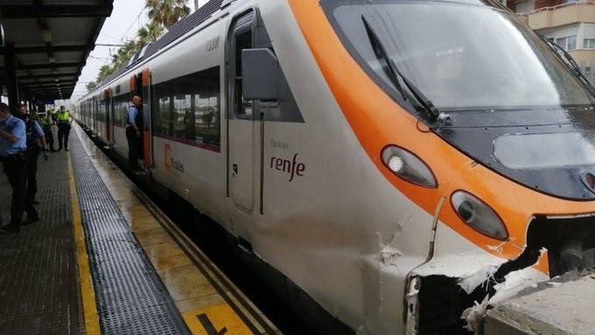 Al menos 16 heridos leves al chocar un tren cuando estacionaba en Mataró (Barcelona)