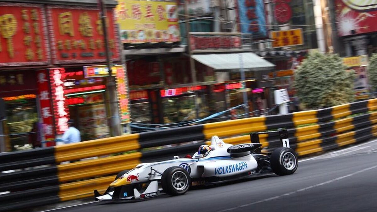 Un toque entre terceros frena a Sainz Jr en Macao