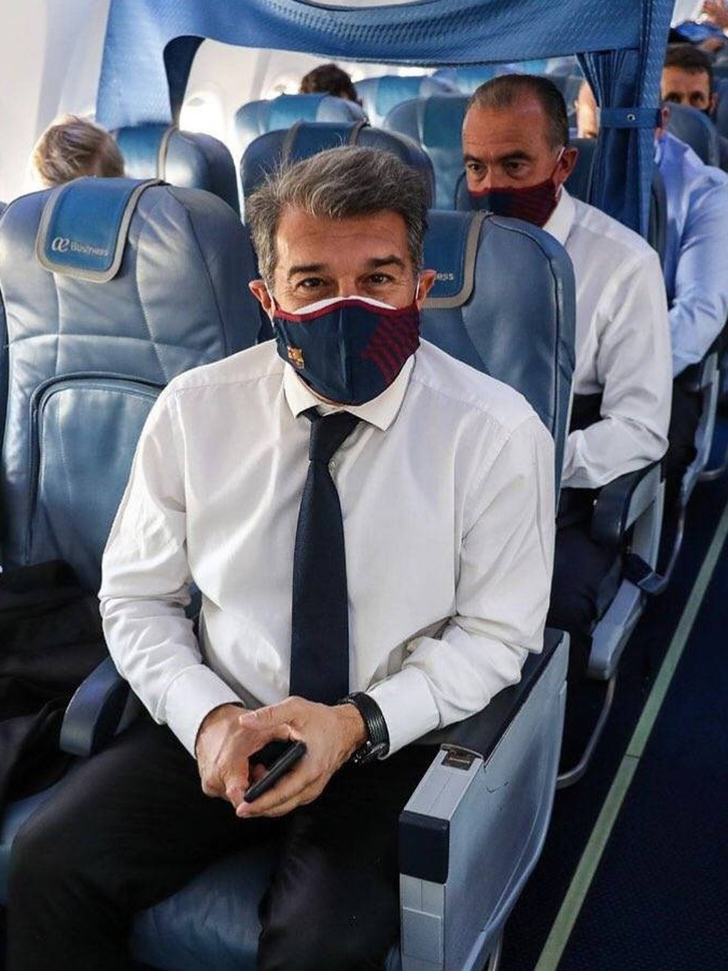 Joan Laporta, en el avión que llevó al FC Barcelona a París. 