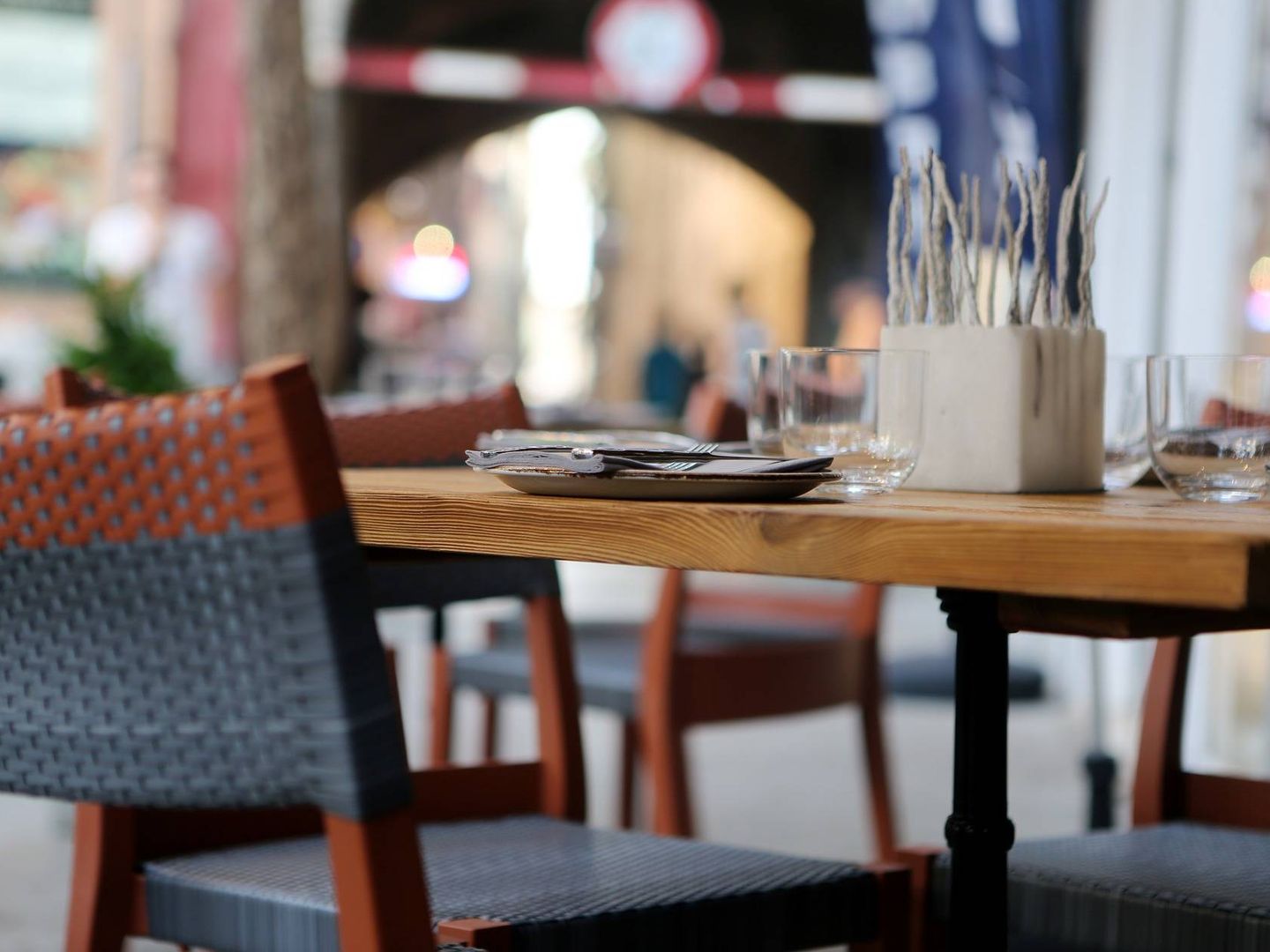Imagen de archivo de una mesa vacía en la terraza de un bar. (Pixabay)