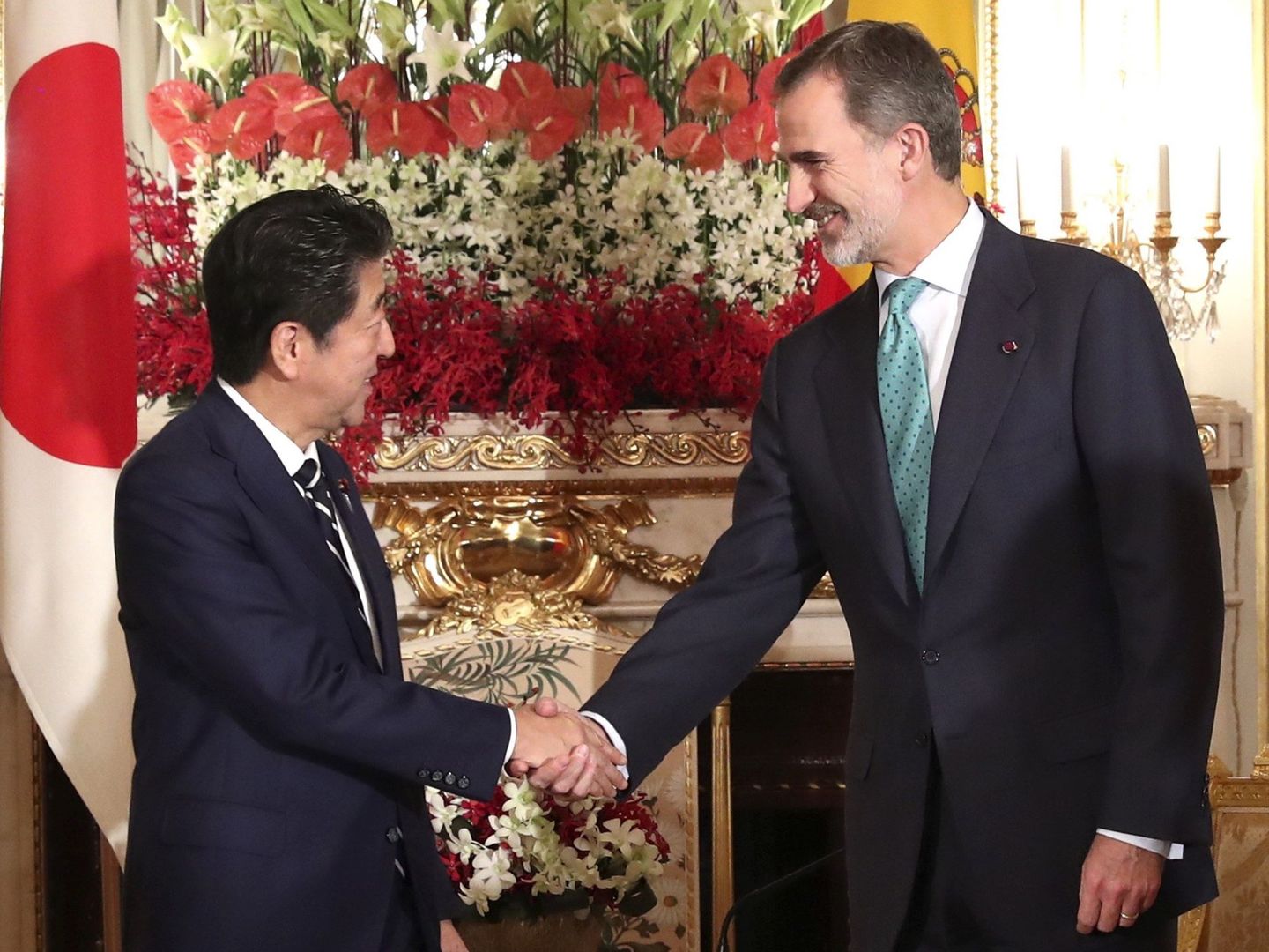 El rey de Felipe VI y el primer ministro japonés, Shinzo Abe. (EFE)