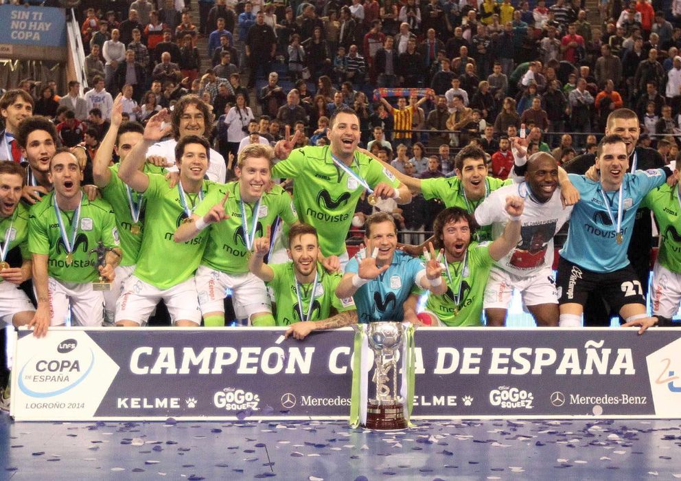 Foto: Los jugadores del Inter Movistar posan con el trofeo de campeón de la Copa de fútbol sala (EFE)