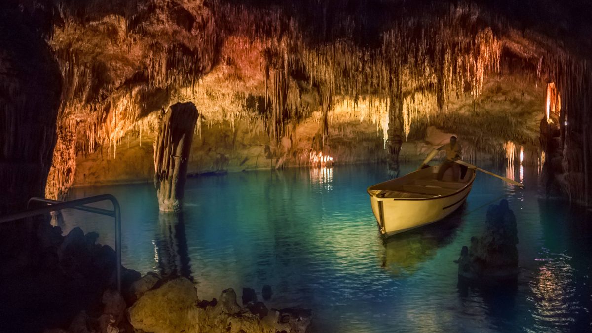 No todo es sol y playa: descubre las siete cuevas más impresionantes de España