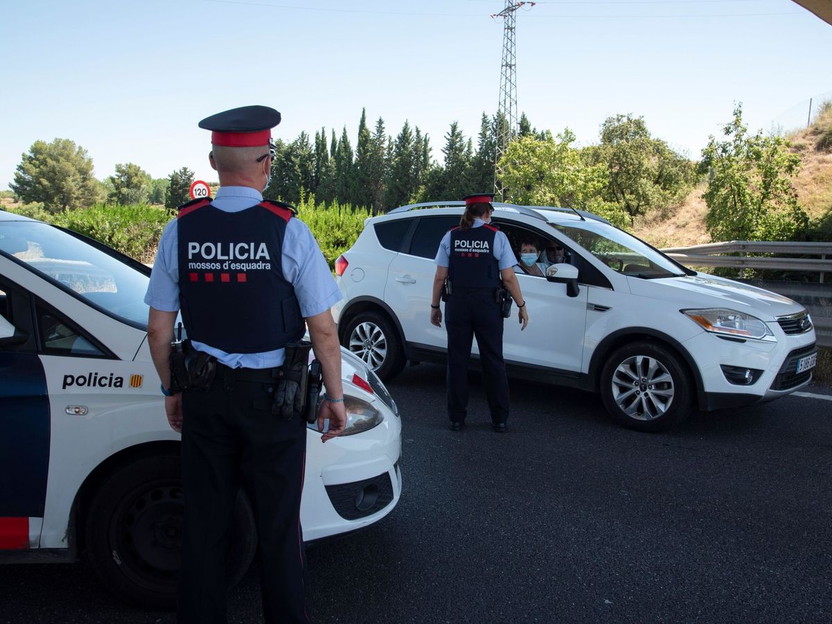Foto: Control policial para acceder a las playas de Tarragona. (EFE/Ramón Gabriel)
