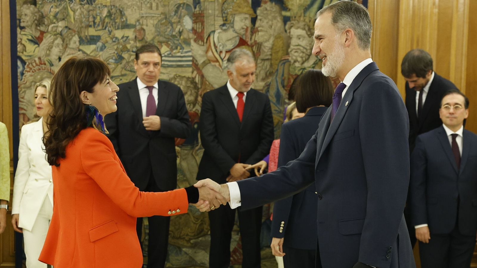La nueva ministra de Igualdad, Ana Redondo, saluda al rey Felipe VI tras prometer su cargo. (EFE/Chema Moya)