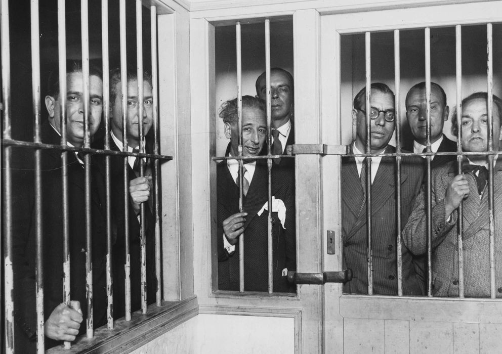 Foto: Una de las fotografías incluidas en el libro: el Gobierno de Cataluña, con Lluís Companys en el centro, en la cárcel.