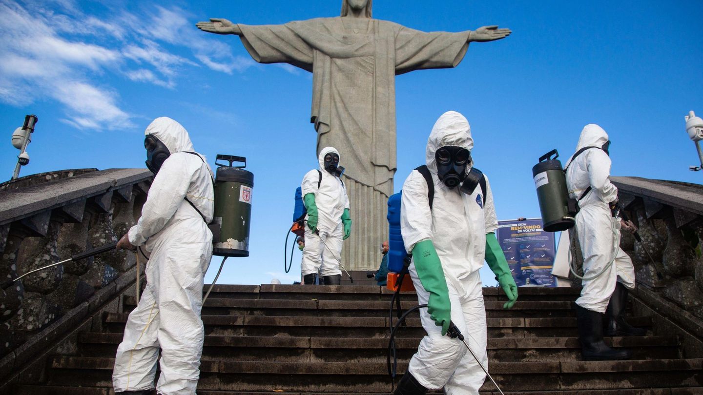 Soldados del ejército brasileño hacen desinfección en el Cristo Redentor. (EFE)