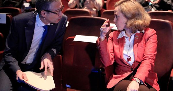 Foto: La ministra de Economía, Nadia Calviño, conversa con el gobernador del Banco de España, Pablo Hernández de Cos