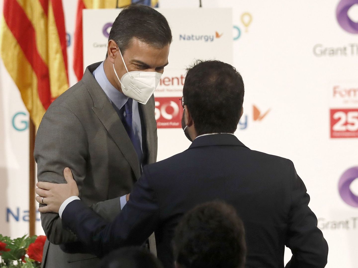 Pedro Sánchez, saluda al presidente de la Generalitat, Pere Aragonès. (EFE)