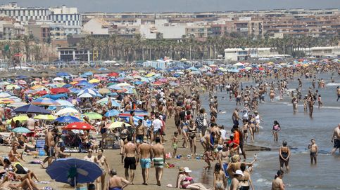 Duchas secas, medusas y a 50 °C en el chiringuito, ¿qué hacemos con el sol y playa en España?