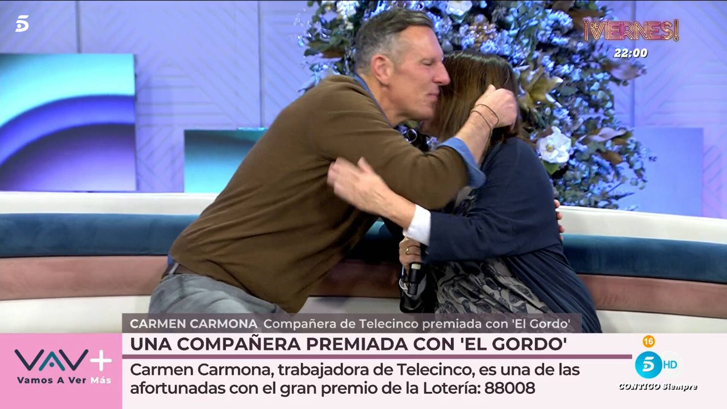 Joaquín felicitando a Carmen, en 'Vamos a ver'. (Telecinco)
