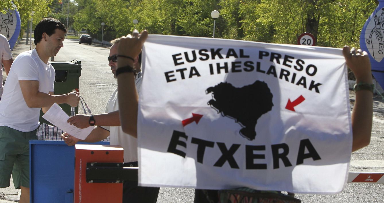 Pancarta a favor de un acercamiento al País Vasco de los presos de ETA. (EFE)