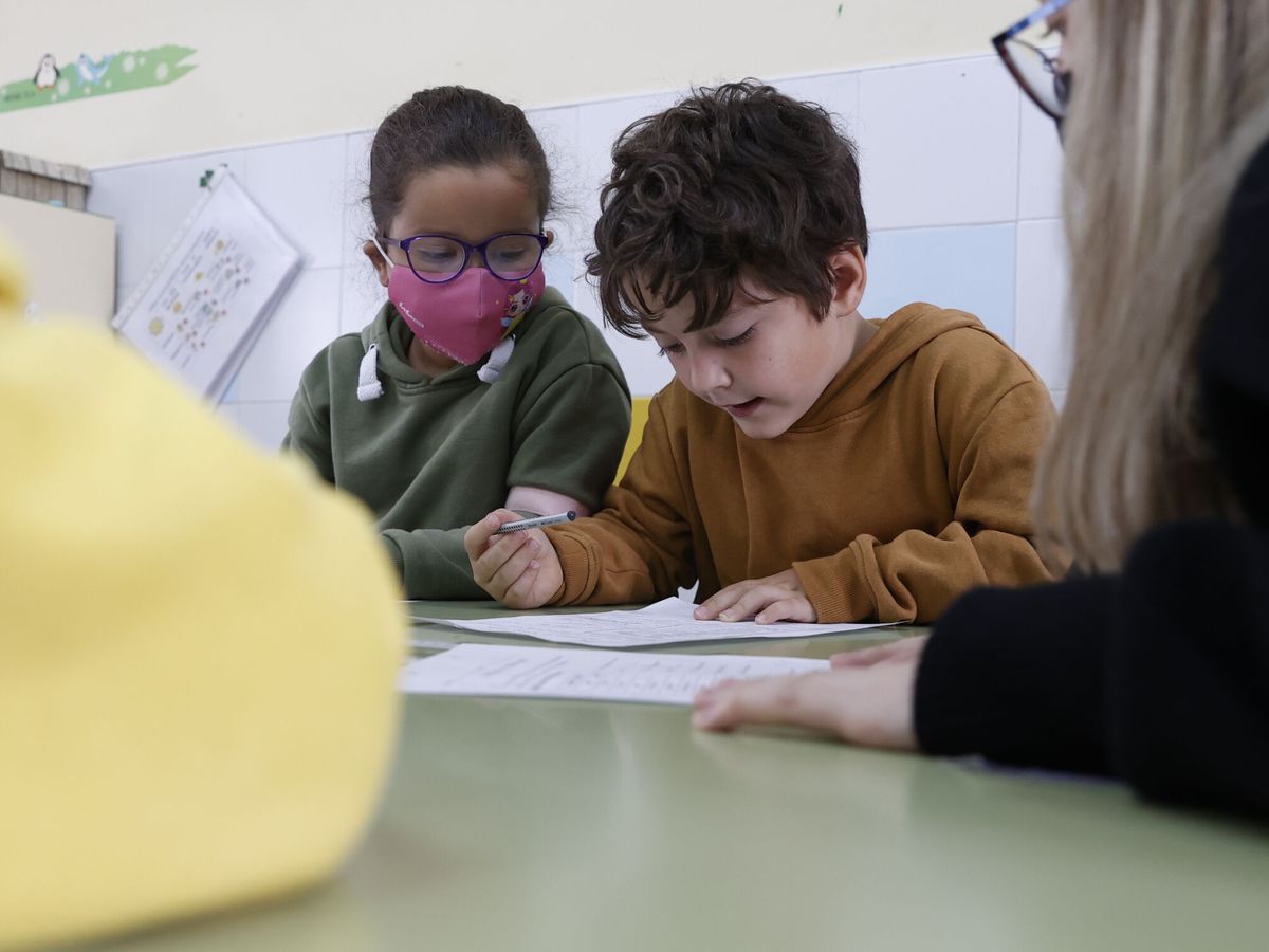 Foto: El uso de mascarilla ya no es obligatorio en los centros educativos. (EFE/J. J. Guillén)
