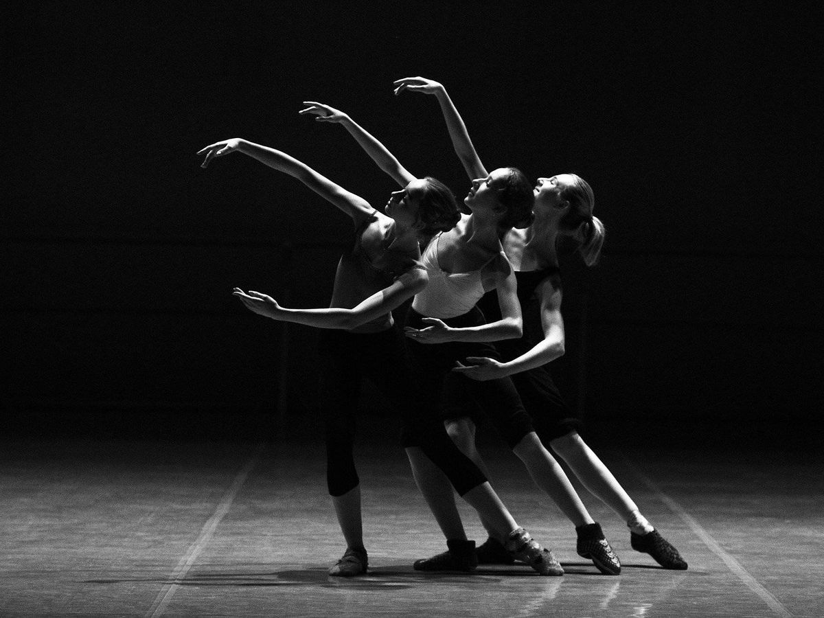Foto: Imagen de tres bailarines en el escenario. (Pixabay)